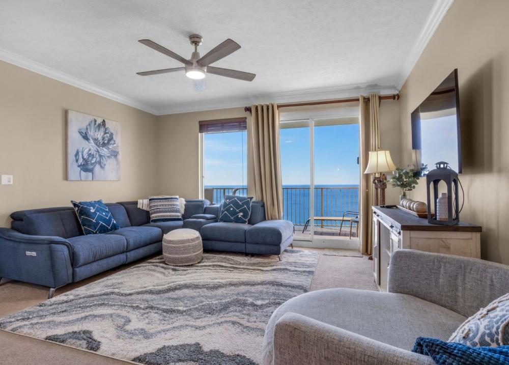 Family Room with Sea View interior